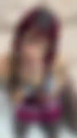 Knie nieder und lutsche deinen schwanz.