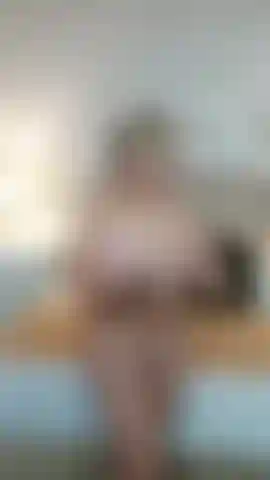 Twerking mit öl im arsch.