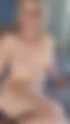 Mein arsch ist weit geöffnet und ich habe einen dildo im arsch.