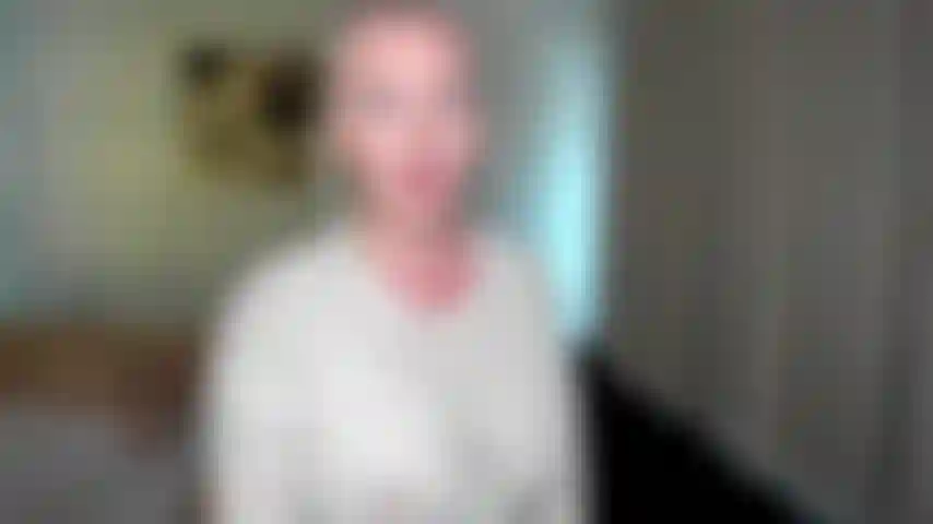 Homewrecker-fetisch. Heute wird es etwas besonderes. Du wirst deinen schwanz wichsen und auf meine muschi starren, direkt neben deiner schlafenden frau.