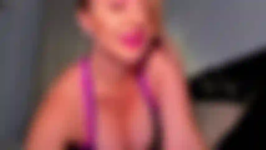 Brüsten und füßen. Ich weiß, wie besessen du von meinen perfekten brüsten bist. Und ich weiß noch etwas über dich, über eine andere sucht. Du liebst doch nackte füße, nicht wahr? Meine nackten füße. Ich werde dich mit meinen brüsten und füßen necken, bis du deinen namen vergisst.