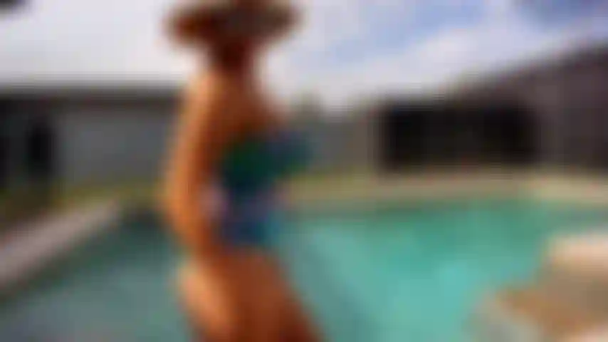 Poolfick. Schwimme und necke deinen schwanz. Torso boy toy wird meine ober- und unterlippen um ihn herum spüren.