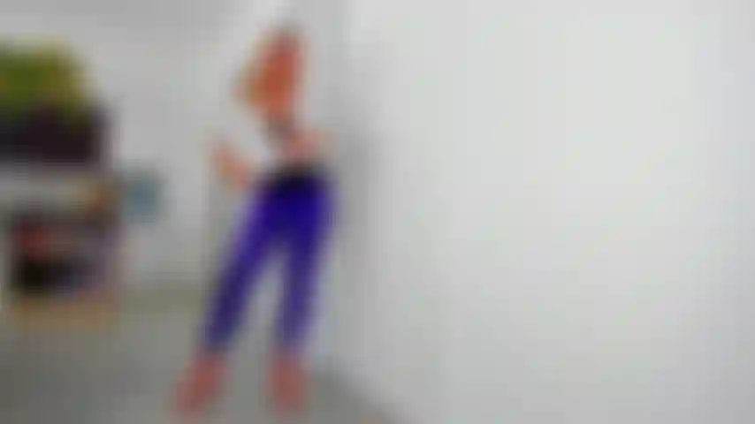 Die mutter der besten freundin macht dir einen kurzen spaß, während deine freundin weg ist. Ihre latexhosen und sexy brüste lassen dich richtig schnell explodieren.