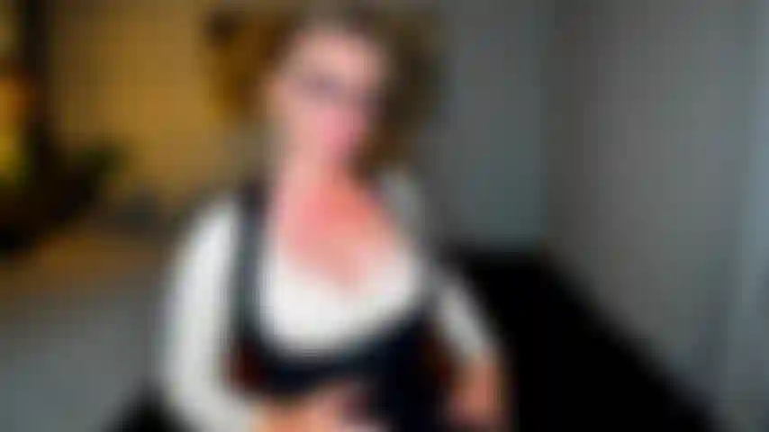 Schmutziges rollenspiel. Bleibe nach der präsentation bei meinem kollegen dave, auf die er sich nicht konzentrieren konnte. Mein outfit schaltete sein gehirn aus und seinen schwanz an. Ich musste ihm helfen. Wir hatten wilden sex, ich benutzte meinen vibrator an meiner klitoris, bis wir beide heftig kamen.