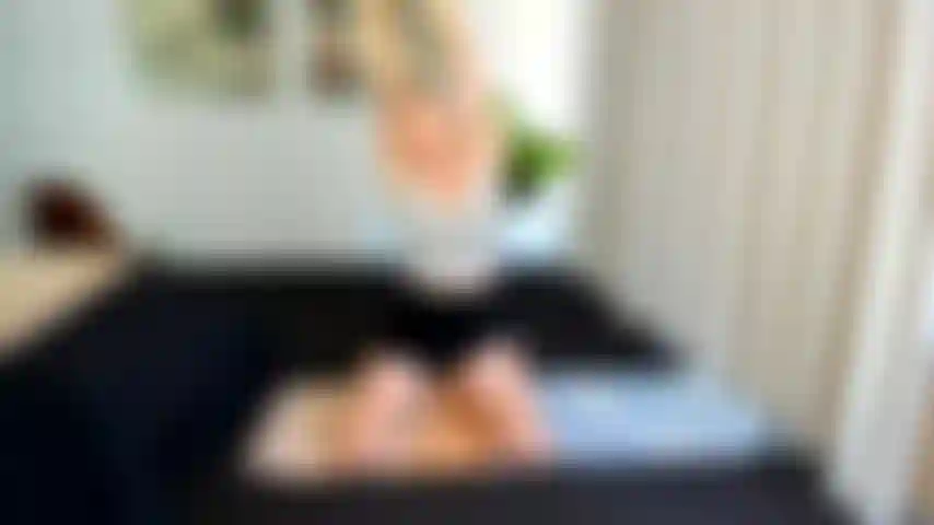 Sexy yogalehrerin, die dich verführt und verdammt noch mal durchfickt, damit du ihr eine schöne warme gesichtsbehandlung verpassen kannst.