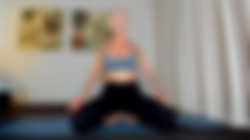 Yoga-goldshow mit nacktem kopfstand