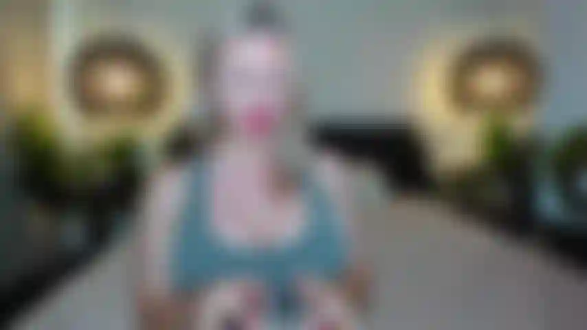 Karten joi. Schwarze karte – schön langsam schüren, rot – schön und schnell. Ass – ein schlag, könig – 20, dame – ich entscheide, bube – 10 schläge. Joker – oben ohne und arschblitz. Das ende der fahnenstange ist die erlaubnis zum abspritzen.