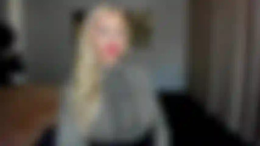 Du kannst so schnell kommen, wie ich meine bluse zuknöpfe? Vergiss deinen namen, der zu meinem erstaunlichen dekolleté geht. Ich werde dich mit der neckerei quälen, und wenn du glück hast, kommst du, wenn ich meine bluse zugeknöpft habe.