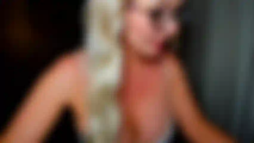 Leistungsbeurteilung von einem unartigen chef! Bist du bereit, alles zu tun, um deinen job zu behalten, selbst wenn deine freundin draußen ist und mich stöhnen hören kann?