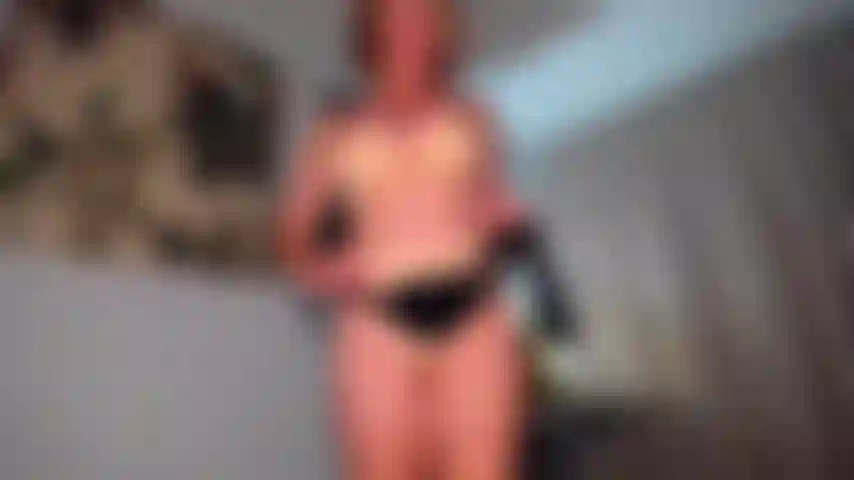 Deine frau wird meinen strap-on genauso lieben wie du. Ich werde deiner frau zeigen, was für einen schwanz sie verdient. Sogar mein strap-on ist besser als der schwanz deines nutzlosen idioten. Sie wird dich dämpfen, und alles, was du tun wirst, ist, zu mir zu gehen, bis du pleite bist.