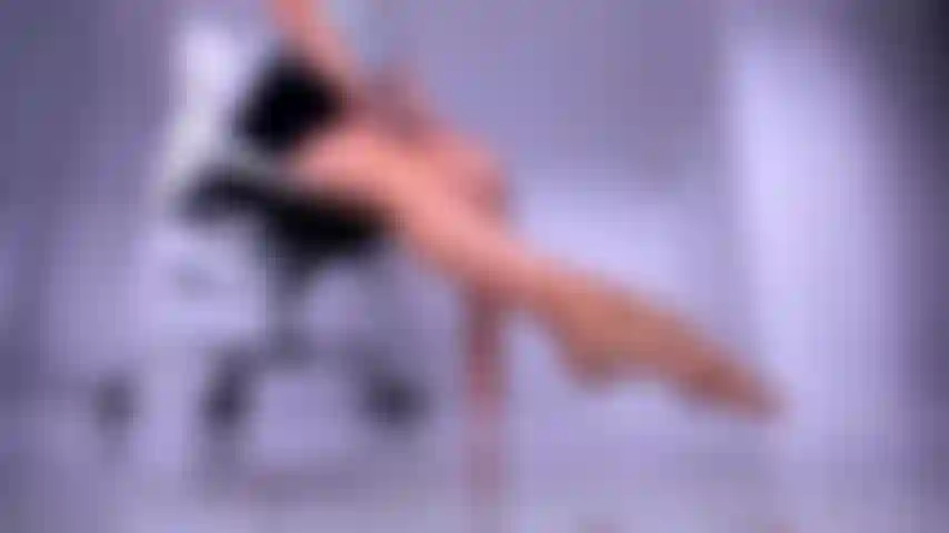 Bitte mich, dich meine perfekten füße küssen und lecken zu lassen, werde meine fußschlampe.