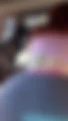 Teaser wackelt im auto mit dem arsch.