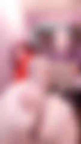 Ihren arsch schüttelt, ohrfeigt und spreizt.