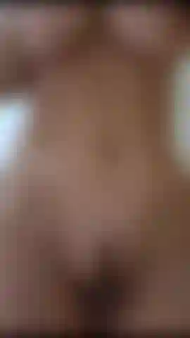 Nackt und nass unter der dusche.