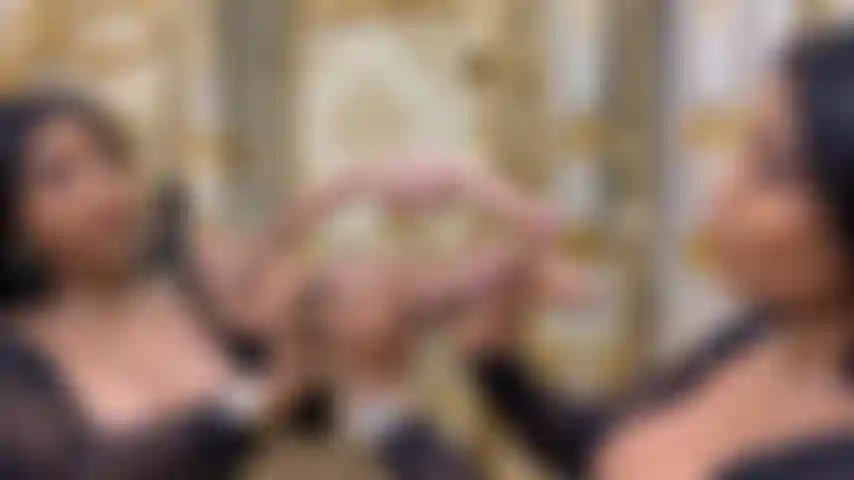 Exotisches ebenholz, das gleichzeitig 3 schwänze lutscht und wichst.