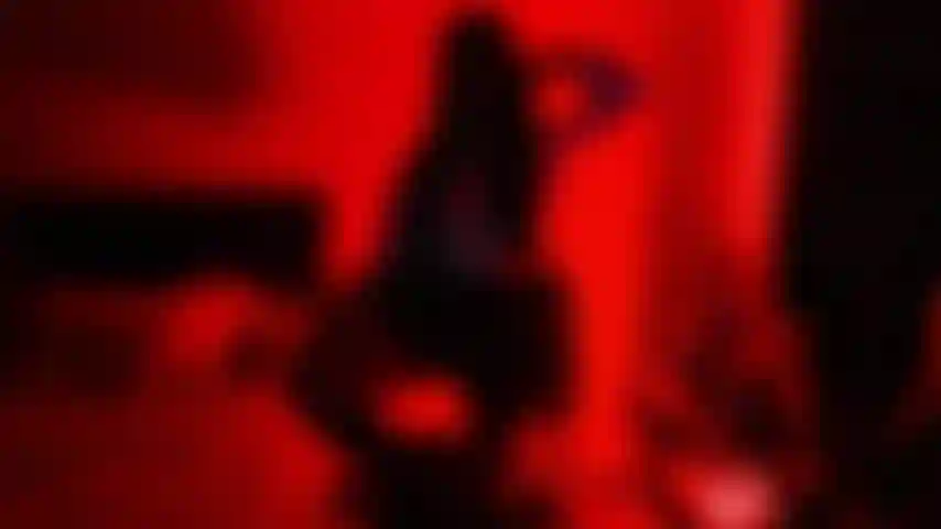 Mein körper lässt sich für dich von der musik in einem sinnlichen tanz mitreißen.