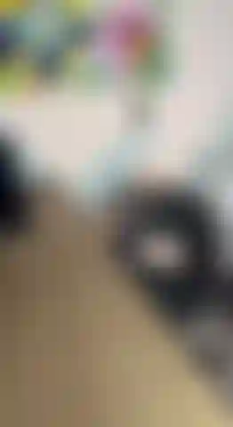 Was für ein langweiliger unterricht ... Ich stecke mir mein lieblingsspielzeug zwischen die beine.