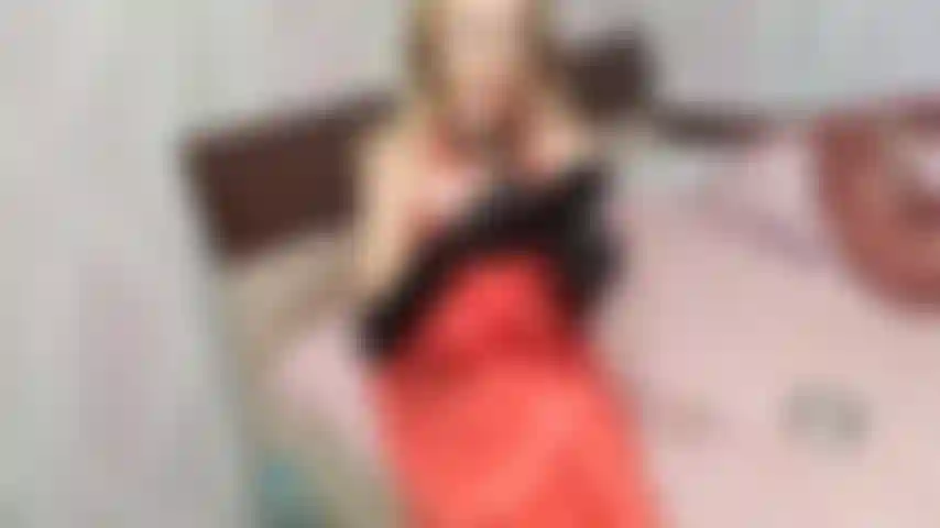 Während ich latexhandschuhe und eine pvc-schürze trage.