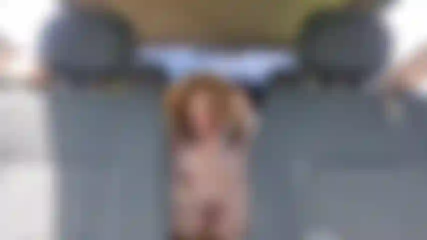 Rauche und masturbiere im auto, während ich eine jacke trage.