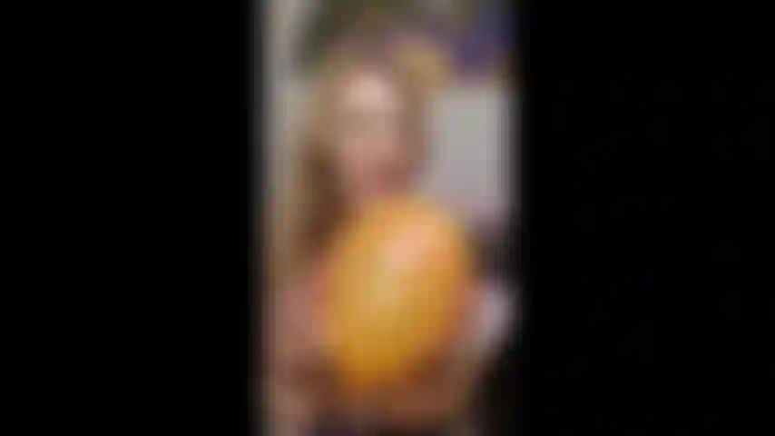 Ballon-, leder-, high heels- und pelzfetisch.