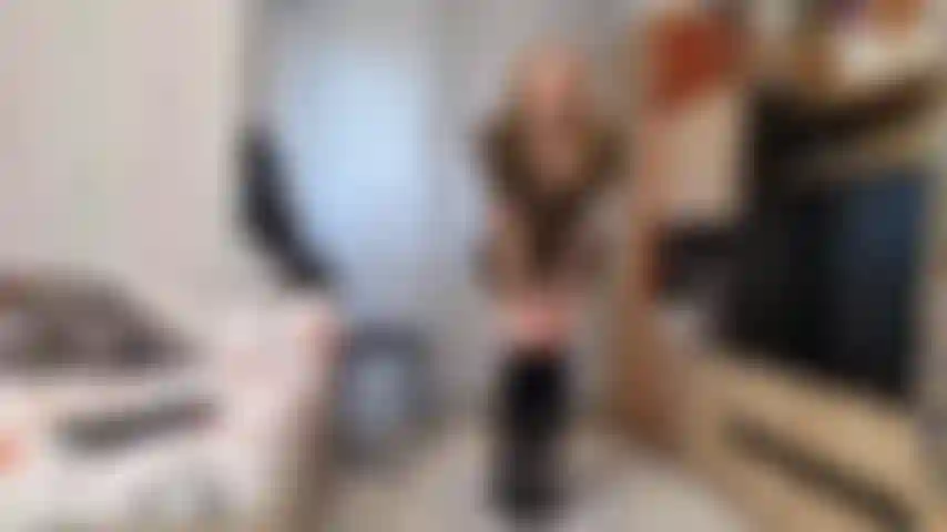 Pelzweste, high heels, striptease.