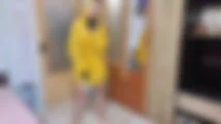 Masturbiere, während ich einen regenponcho und handschuhe trage.