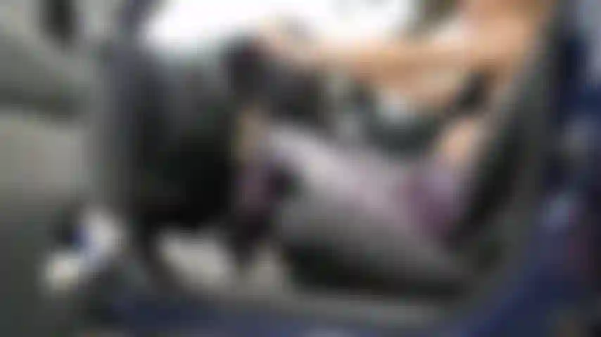 Die in die pedale tritt und dabei turnschuhe und leggings trägt.