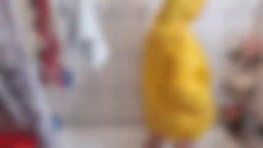 Ich necke und spiele mit meiner muschi, während ich unter der dusche einen poncho trage.