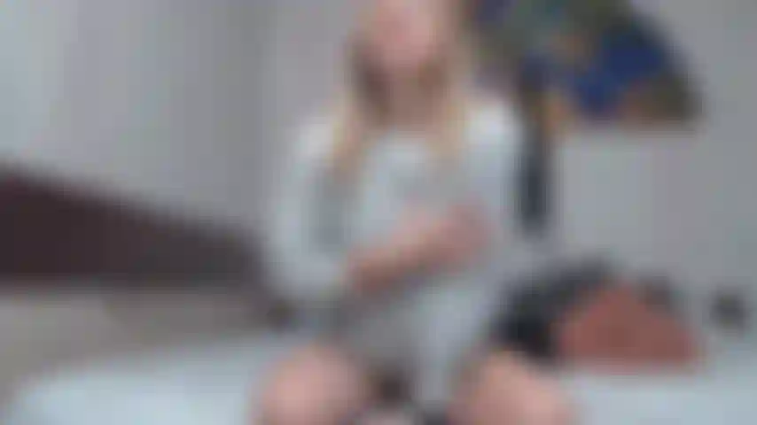 Spiele mit den ärmeln meiner verschiedenen angorapullover und meinem pelzmantel.