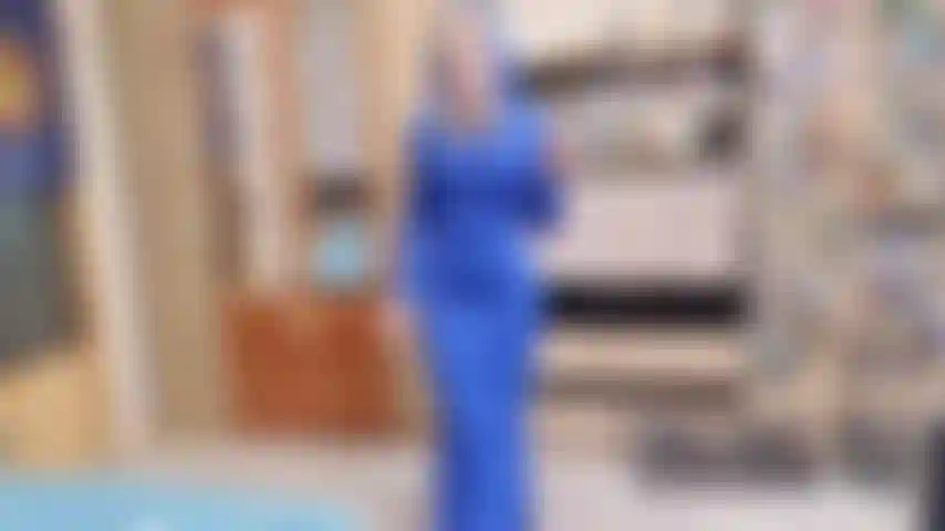 Die dich mit meinem glänzenden, enganliegenden kleid und den high heels neckt, während ich rauche.