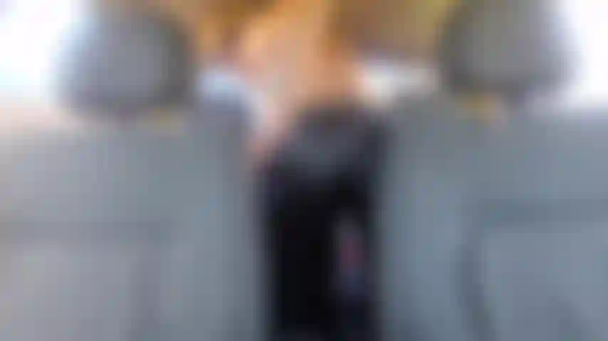 Masturbiere im auto durch nylon-windhosen.