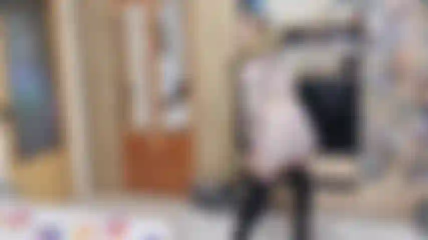 Necke sie mit meiner flauschigen winterjacke und meinen high heels.