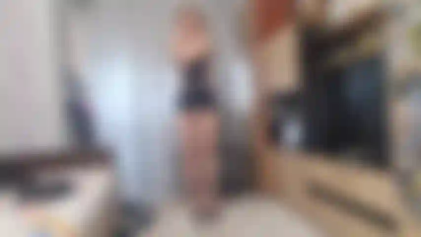 Bestrafung der ohren, sit-ups, murga-position, während ich ein latexkleid und schuhe mit hohen absätzen trage.