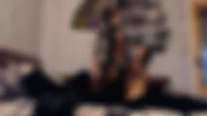 Striptease, high heels, pelzmantel, latexunterwäsche.