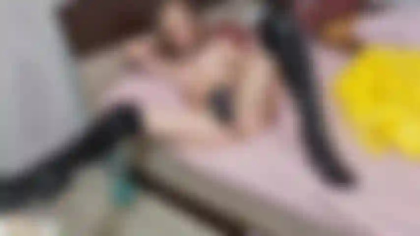 Masturbiere, während ich lederhandschuhe und stiefel trage.