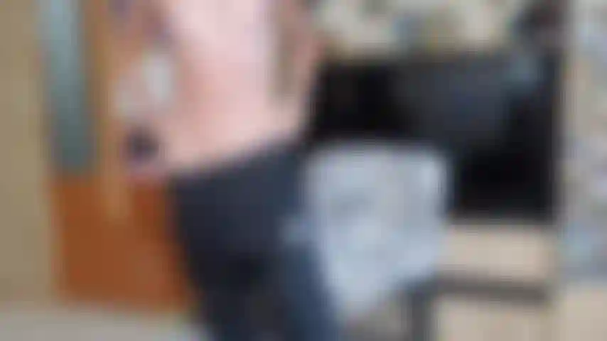 Die dich mit meiner nylon-windhose neckt, während ich schmutzig mit dir rede und durch meine windhose masturbiere, bis ich komme.