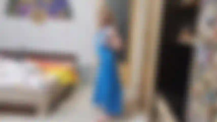 Modelliere meine pvc-schürzen, während ich mit meinen titten und meiner muschi spiele.