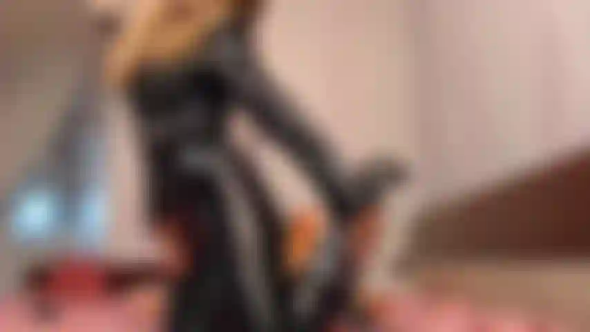 Lederfetisch, dirty talk, bootjob.