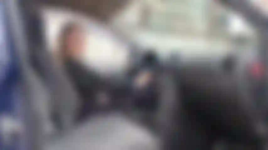 Masturbiere durch jogginghosen, während ich versuche, das auto zu starten.