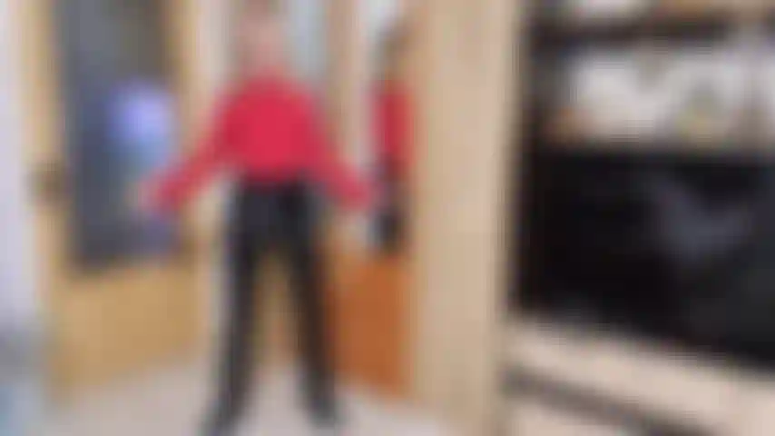 Necke dich, während ich in glänzenden hosen meine hüften bewege.