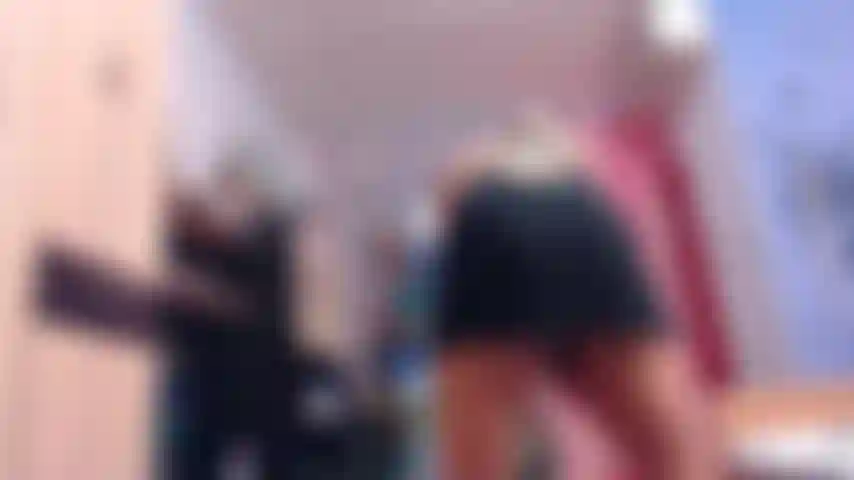 Die strumpfhosen, hochgezogenen rock und high heels neckt.