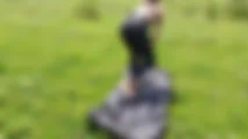 Mache dehnübungen im freien, während ich eine windhose aus nylon trage.