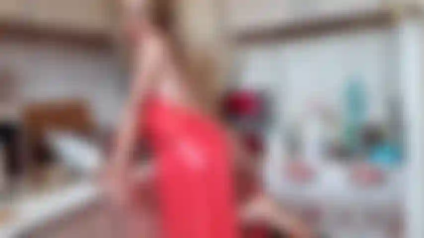 Spiele mit der muschi, necke sie, wasche das geschirr, während ich eine pvc-schürze trage.