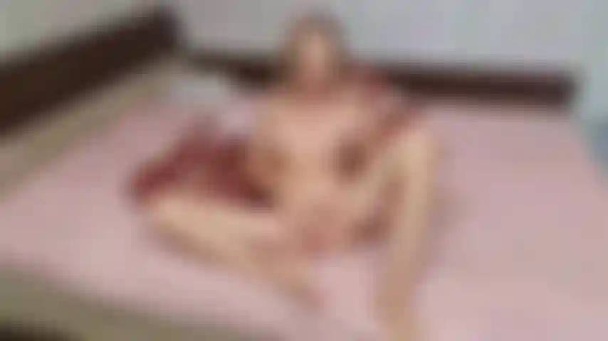 Spiele mit wachs und gieße heißes wachs über meine ganze muschi.