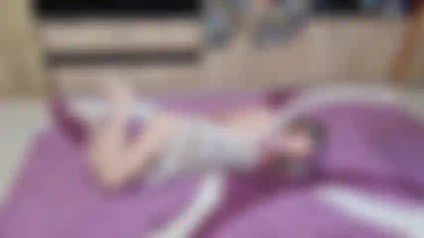 Kämpfe, während ich auf dem boden gefesselt bin.