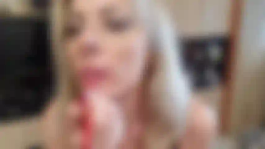 Necke dich, während ich beim rauchen lippenstift auftrage.