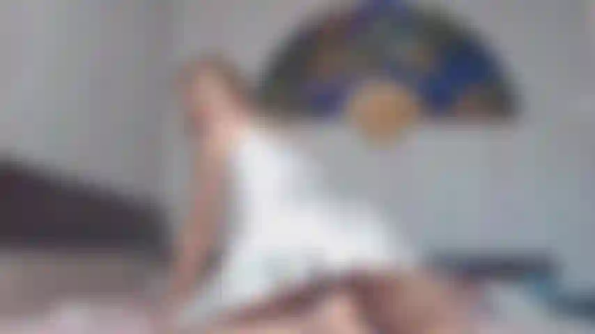 Reite auf meinem dildo und necke dich, während ich ein satinnachthemd trage.