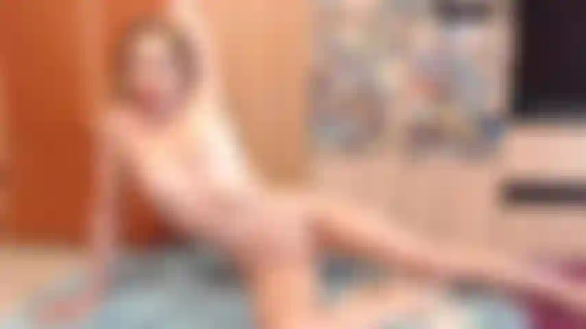 Zeige dir meine rippen, während ich dehnübungen mache.