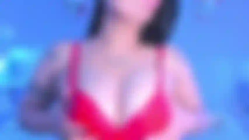 Roter bh, gekräuselte brüste.