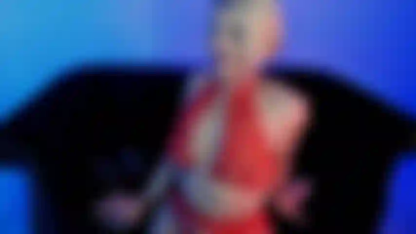 Spiele mit titten, mache dirty talk und spritze überall ab.